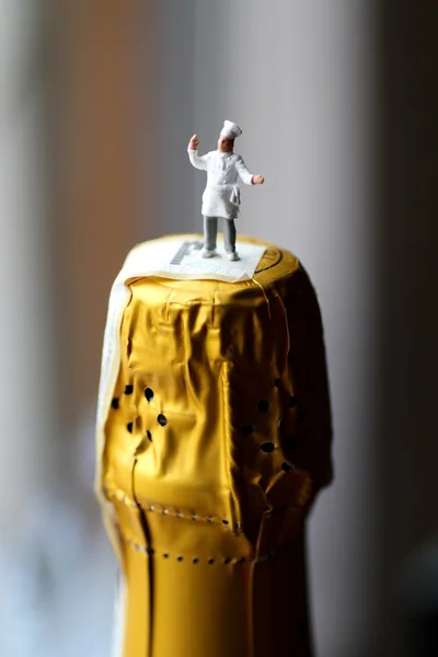 Chef miniatura na rolha de uma garrafa de vinho — Fotografia de Stock