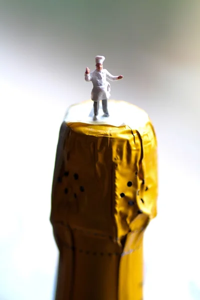 Chef miniature sur le bouchon d'une bouteille de vin — Photo