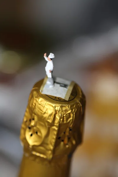 Chef miniature sur le bouchon d'une bouteille de vin — Photo