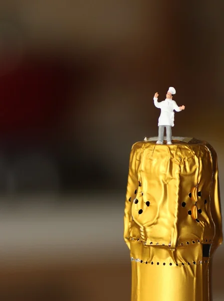 Chef miniature sur le bouchon d'une bouteille de vin — Photo