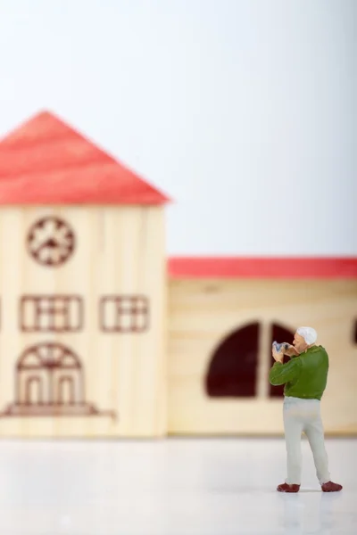 Miniatur eines Fotografen, der Architekturfotos macht — Stockfoto