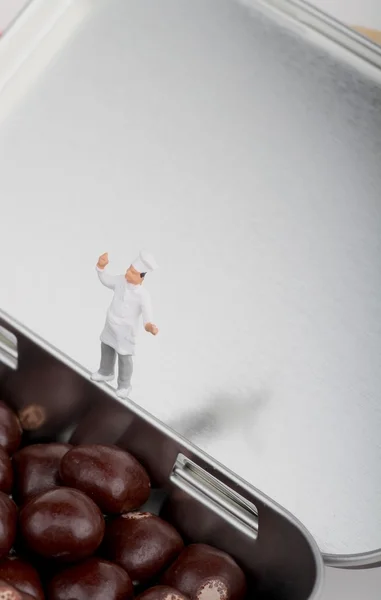 厨师在巧克力果仁糖盒-微型 — 图库照片