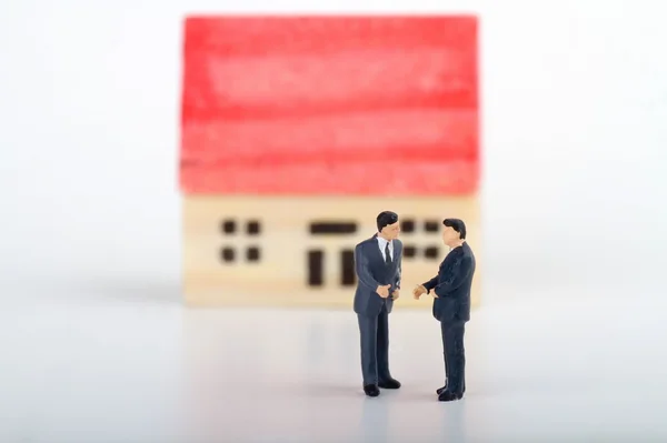 Miniatűr ingatlan tárgyalás fogalma — Stock Fotó