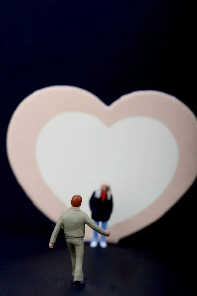 Miniaturowy para o wielkim sercu - koncepcja miłośników / Walentynki ' s — Zdjęcie stockowe