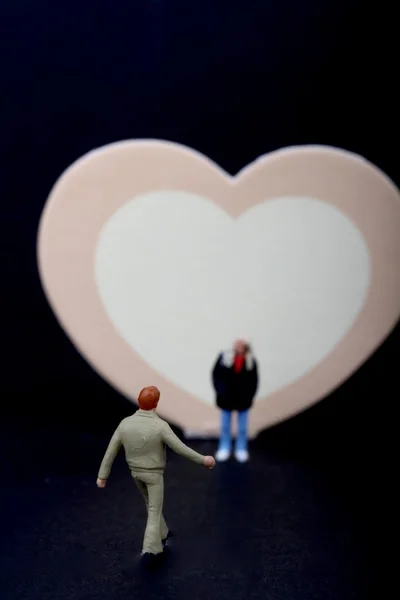 Miniaturowy para o wielkim sercu - koncepcja miłośników / Walentynki ' s — Zdjęcie stockowe