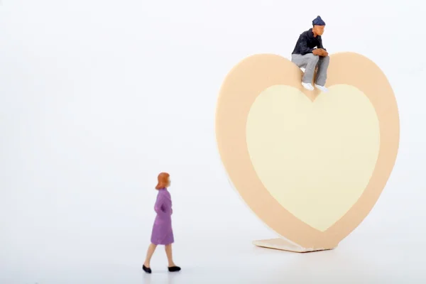Miniatura di una coppia con un grande cuore - concetto di innamorati / San Valentino — Foto Stock