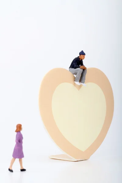 Miniatur eines Paares mit großem Herzen - Liebeskonzept / Valentinstag — Stockfoto