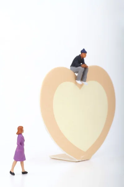 Miniatur eines Paares mit großem Herzen - Liebeskonzept / Valentinstag — Stockfoto