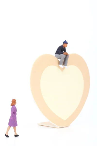 Miniatuur van een paar met een groot hart - liefhebbers concept / dag van de Valentijnskaart's — Stockfoto
