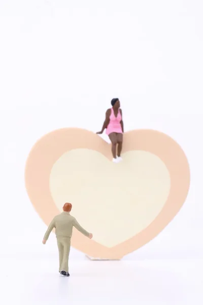 Büyük bir kalbi - aşık kavramı olan bir çiftin minyatür / Sevgililer Günü's — Stok fotoğraf