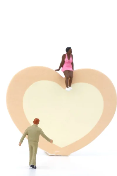 Büyük bir kalbi - aşık kavramı olan bir çiftin minyatür / Sevgililer Günü's — Stok fotoğraf