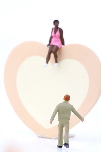 Miniatura de um casal com um grande coração - conceito de amantes / Dia dos Namorados — Fotografia de Stock