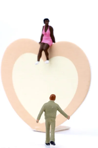 Miniatura de um casal com um grande coração - conceito de amantes / Dia dos Namorados — Fotografia de Stock
