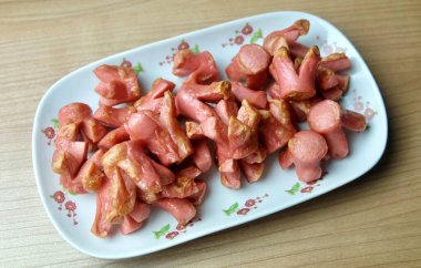 Kızarmış Sosisler Ahşap Masada Çiçek Şeklini Keser