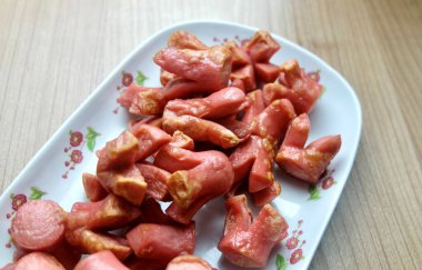 Beyaz Tabakta Dekoratif Pembe Sosisler