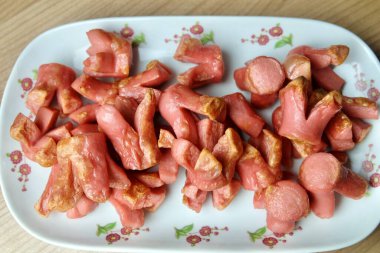 Kızarmış Sosisler Ahşap Masada Çiçek Şeklini Keser