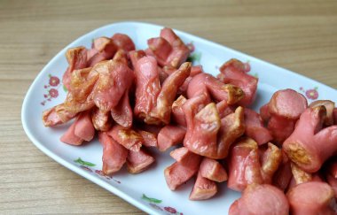 Kızarmış Sosisler Ahşap Masada Çiçek Şeklini Keser