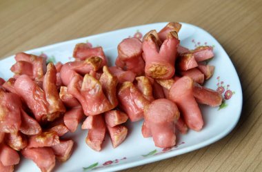 Beyaz Tabakta Dekoratif Pembe Sosisler