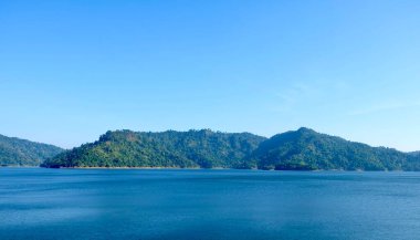 Kuhn Dan Prakhan Baraj Gölü 'ndeki küçük bir ada Tayland mirası sahasında manzaralı doğal manzara manzarası sunuyor. Huzurlu sakin bir ortam ve pitoresk turistik bir ortam yaratıyor..