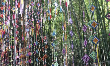 Örümcek ağı ipek bayrakları sıra sıra asılmış Budist törenini manevi adak ve dini hürmetler için süslemişler..