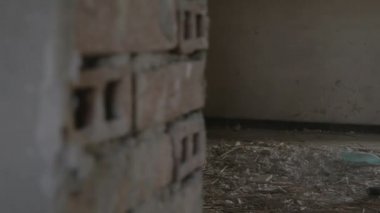 Terk edilmiş bir binada oturan genç üzücü kötü muamele görmüş kadın