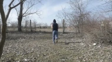 Terk edilmiş bir yerde jogging genç cüppeli adam