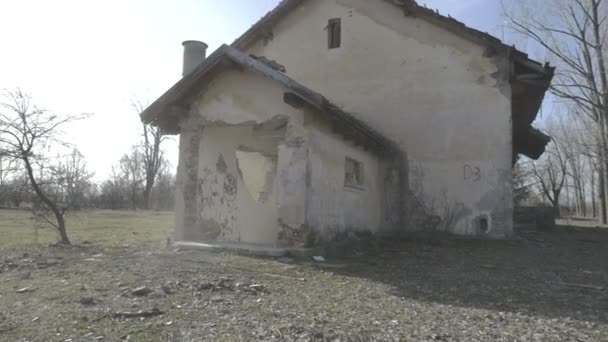 Estabelecendo a visão frontal de um edifício abandonado — Vídeo de Stock