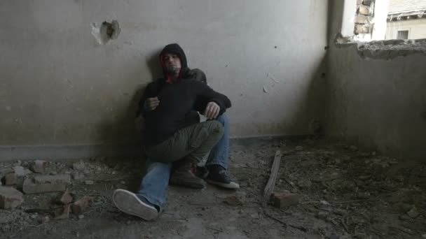 Deprimido jovem casal abraçando em um prédio abandonado — Vídeo de Stock