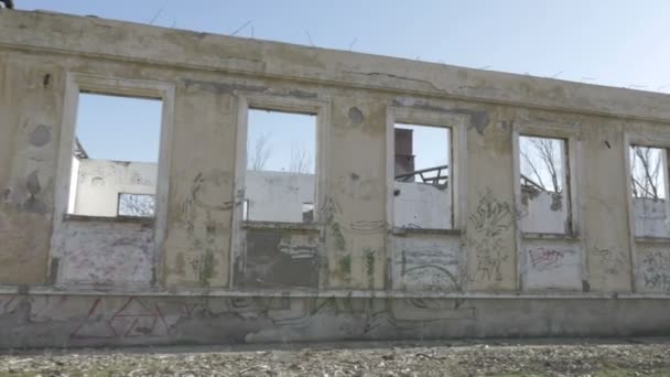 Vista laterale di un edificio abbandonato — Video Stock
