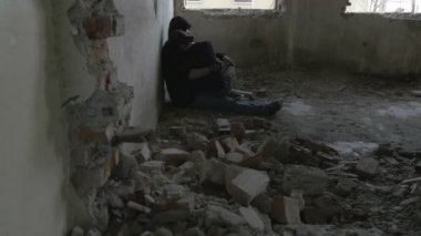 Terk edilmiş bir binada oturan depresif genç Çift