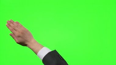 Genç işadamı yeşil ekran üzerinde bir sanal iş ortamında el hareketleri yapma