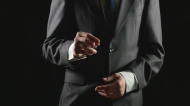 Genç işadamı el hareketleri için şeffaf ekran yapmak