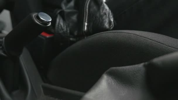 Множественные кадры монтажа молодого человека на машине — стоковое видео
