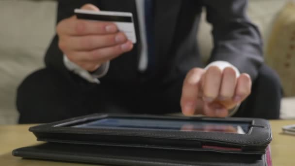 Joven hombre de negocios que paga facturas y el uso de la banca en línea en una tableta PC — Vídeos de Stock