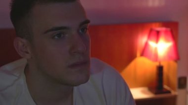 Yakın çekim konsol oyunları oynayan genç bir adam