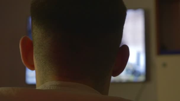 Egy fiatal ember, játszik egy konzol hátulnézet — Stock videók
