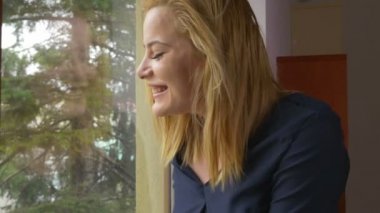 Pencerenin önünde duran ve sallayarak kadın genç heyecanlı