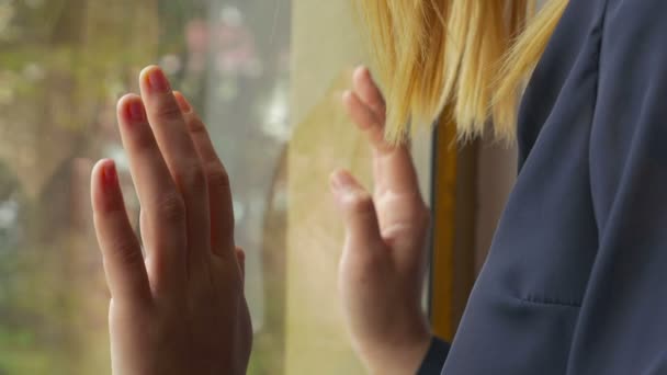Primer plano de hermosas manos femeninas en la ventana — Vídeo de stock