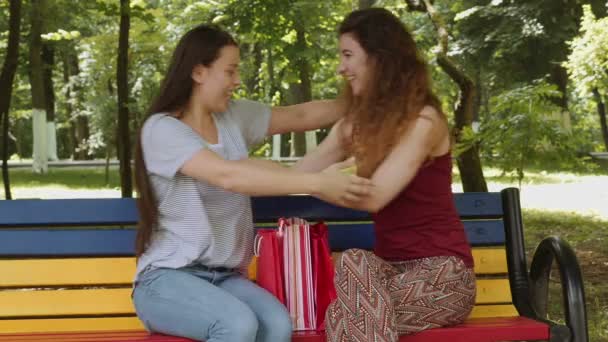Mladá atraktivní dívka obdrží dárek od kamarádky — Stock video