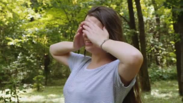 Feliz joven mujer relajándose en el parque — Vídeo de stock