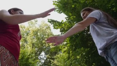 Zafer için tezahürat genç çekici kadınların düşük açılı görünüş