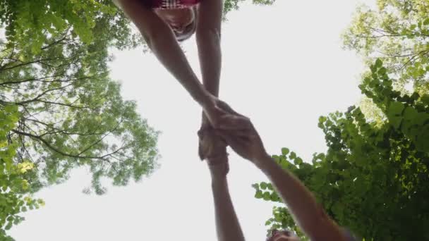 Lage hoekmening van jonge aantrekkelijke vrouwen spinnen en spelen — Stockvideo