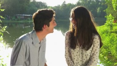 Genç çift parkta sohbet sevgi dolu 