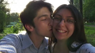 Mutlu çift alarak selfie parkta smartphone ile