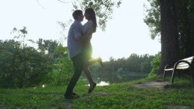 Sarılma ve parkta iplik Romantik Çift