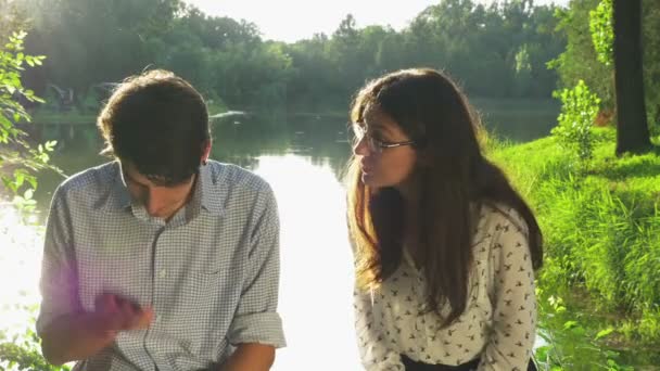 Belle jeune femme étant bouleversée sur son partenaire — Video