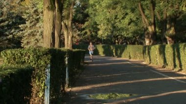 Genç adam doğarken koşu