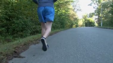 Genç adam doğarken koşu