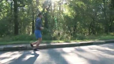 Genç adam doğarken koşu