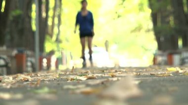 Güzel kız paten bir parkta